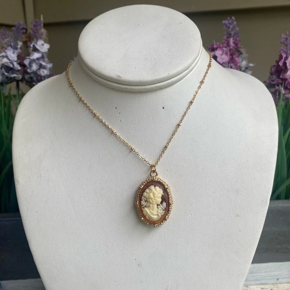 Elegant Gold Cameo Pendant Necklace - Picture 2 of 9